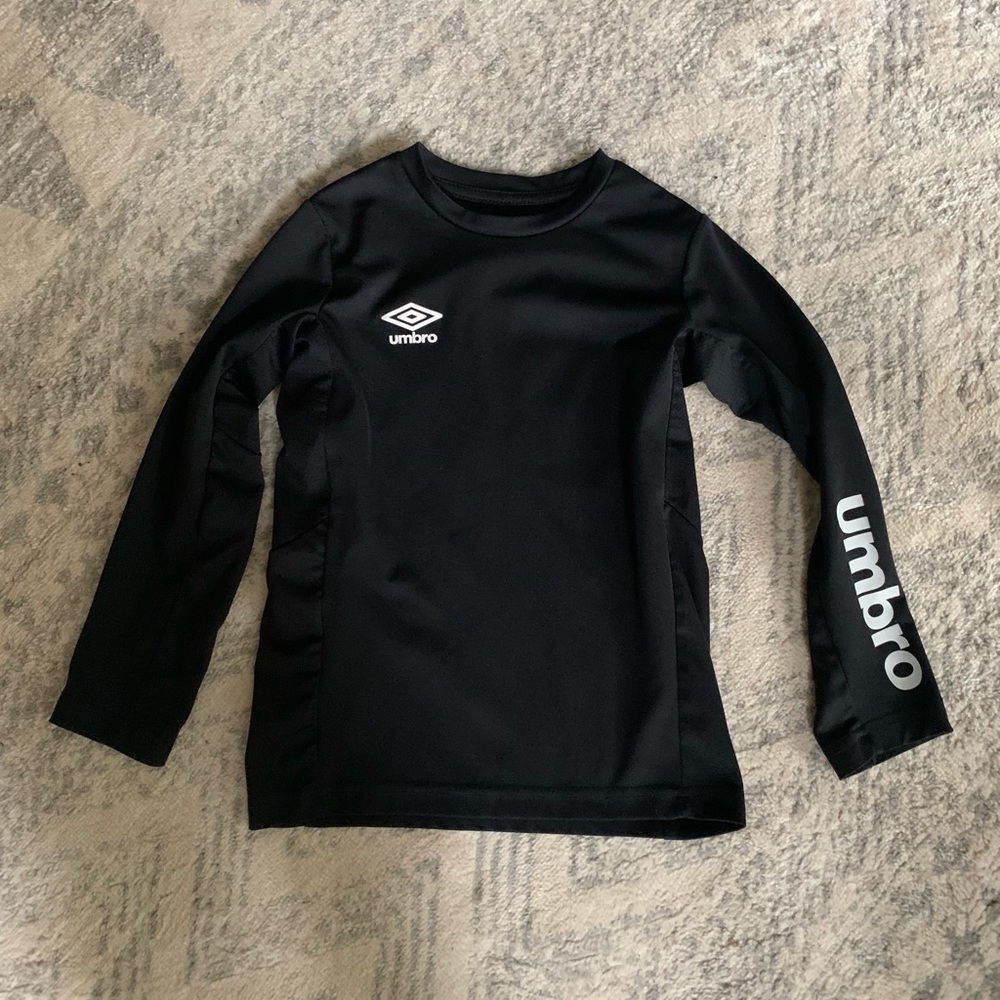 Umbro boys black tech shirt - size 4/5